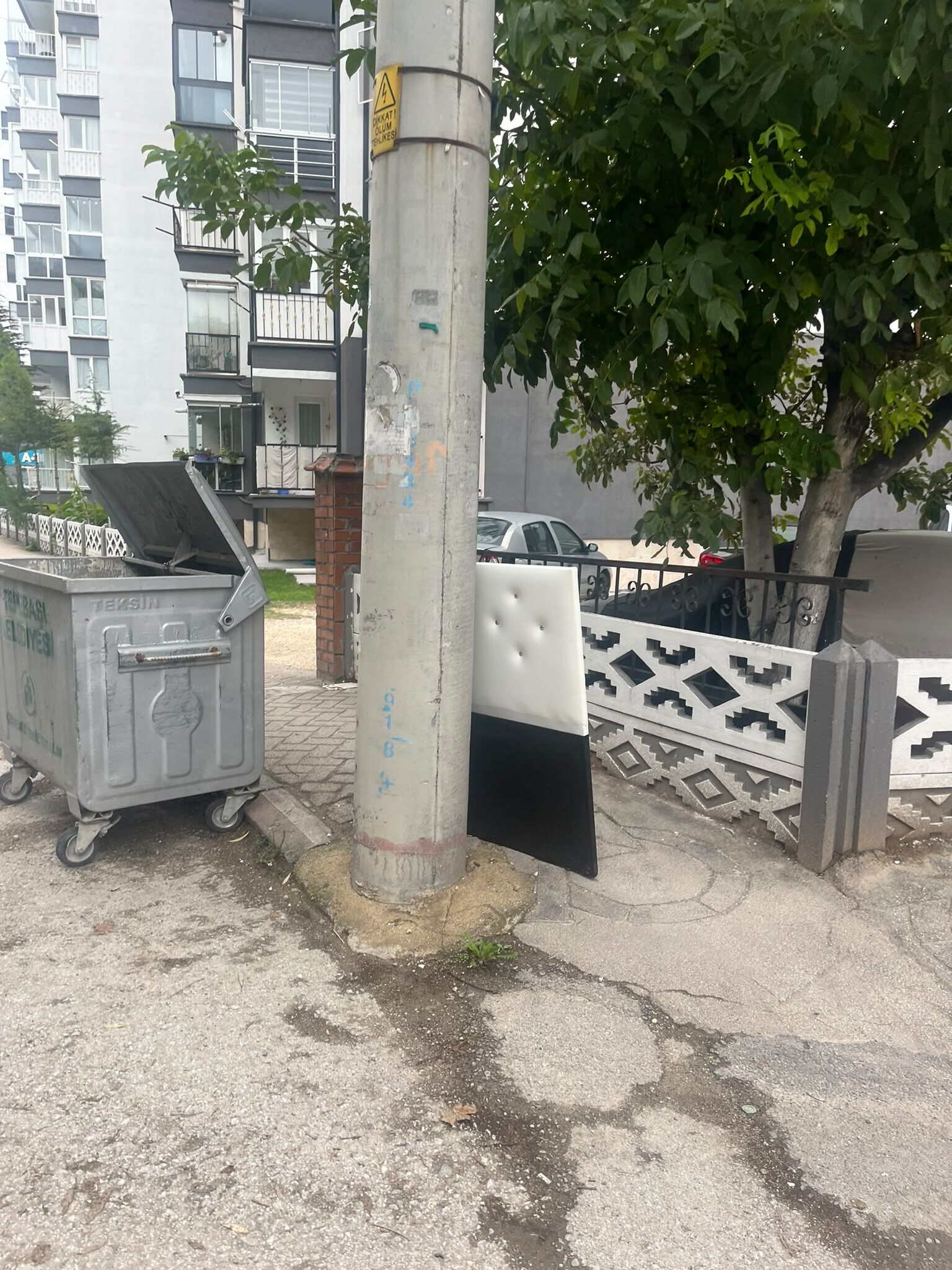 Eskişehir’de çöp konteynerinin yanında değişmeyen manzara!