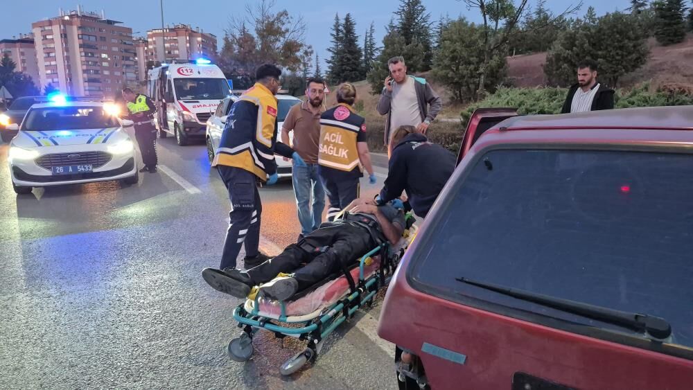 Eskişehir'de direksiyon hakimiyetini kaybetti, aydınlatma direğine çarptı