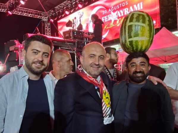 Kafasında karpuzla konsere geldi: Ünlü isimle fotoğraf çektirdi