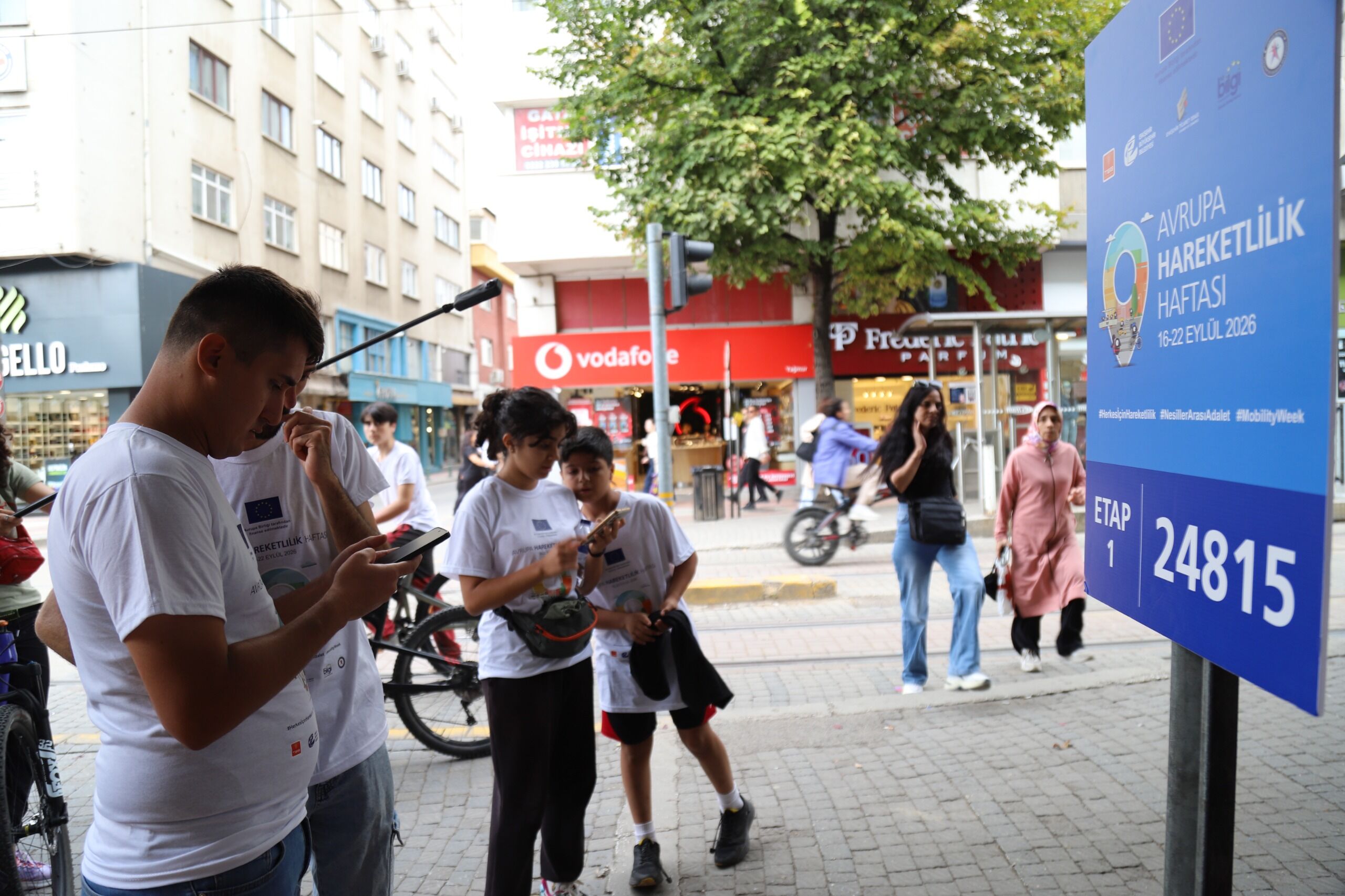 Eskişehir'i ipuçlarıyla keşfettiler,61 kilo çöp topladılar!