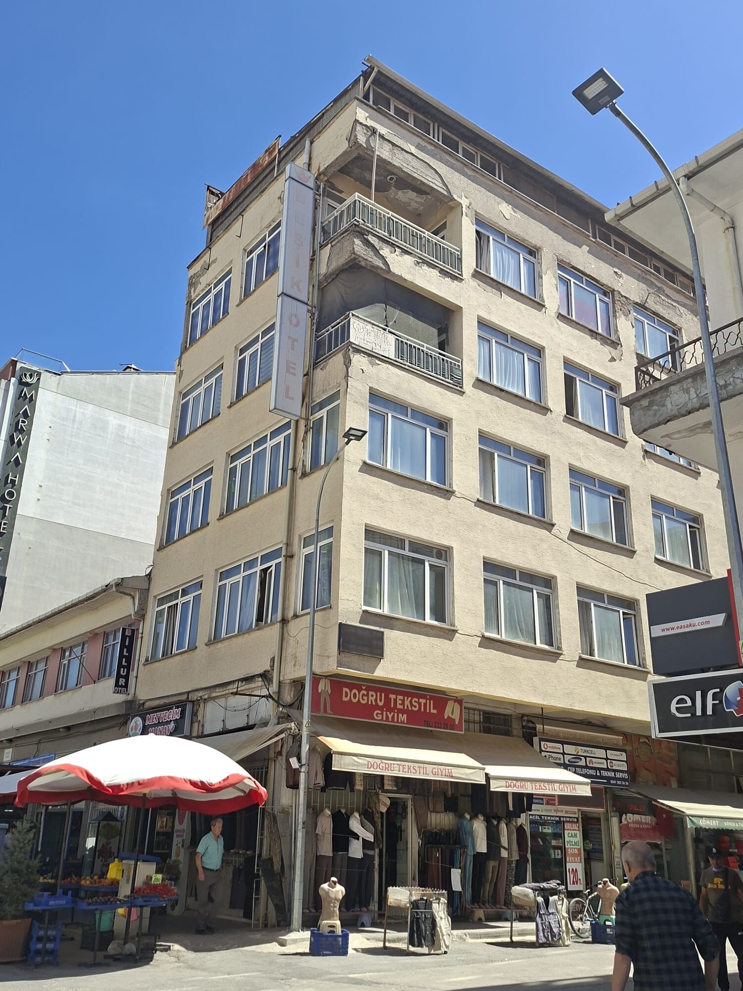 Eskişehir’de iş yerlerinin üzerindeki bina tehlike saçıyor