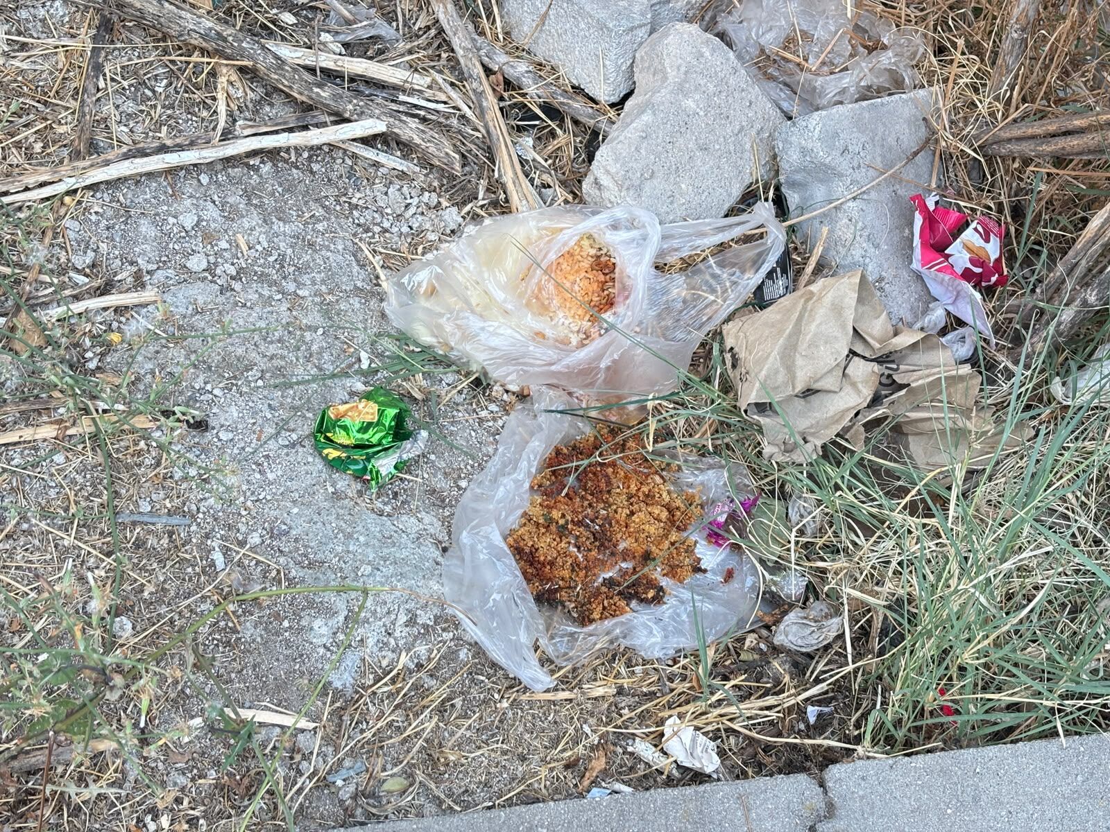 Eskişehir’de kaldırım çöplüğe döndü