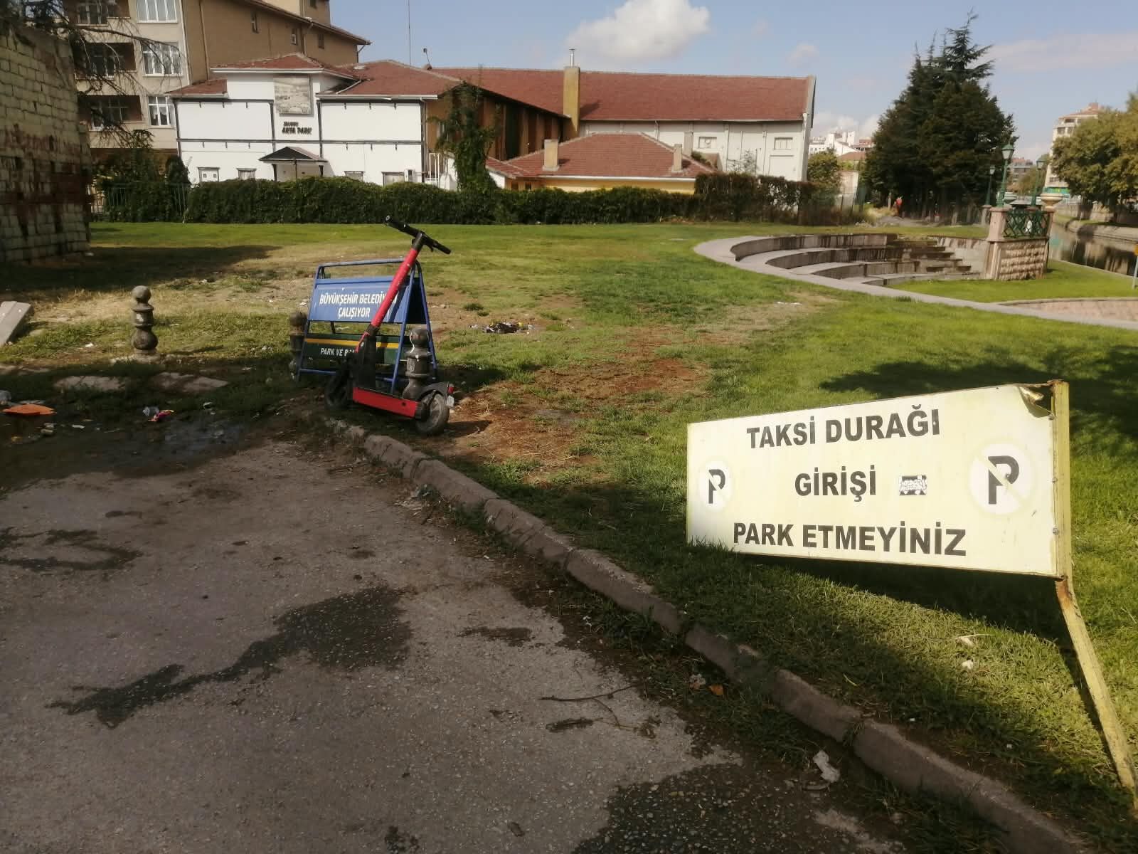 Eskişehir'de tepki çeken görüntü: Uyarı levhalarını söktüler