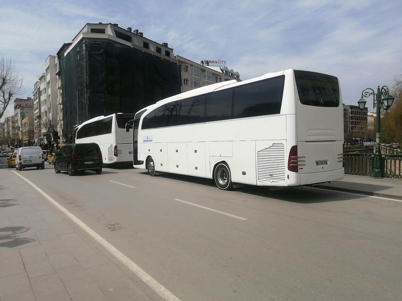 Eskişehir'de park yasağına rağmen köprülerde aynı görüntü