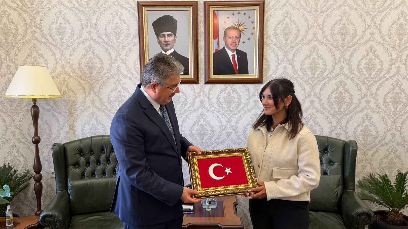 Yerde gördüğü Türk Bayrağı’nı alan kuryeye Vali Yılmaz’dan hediye