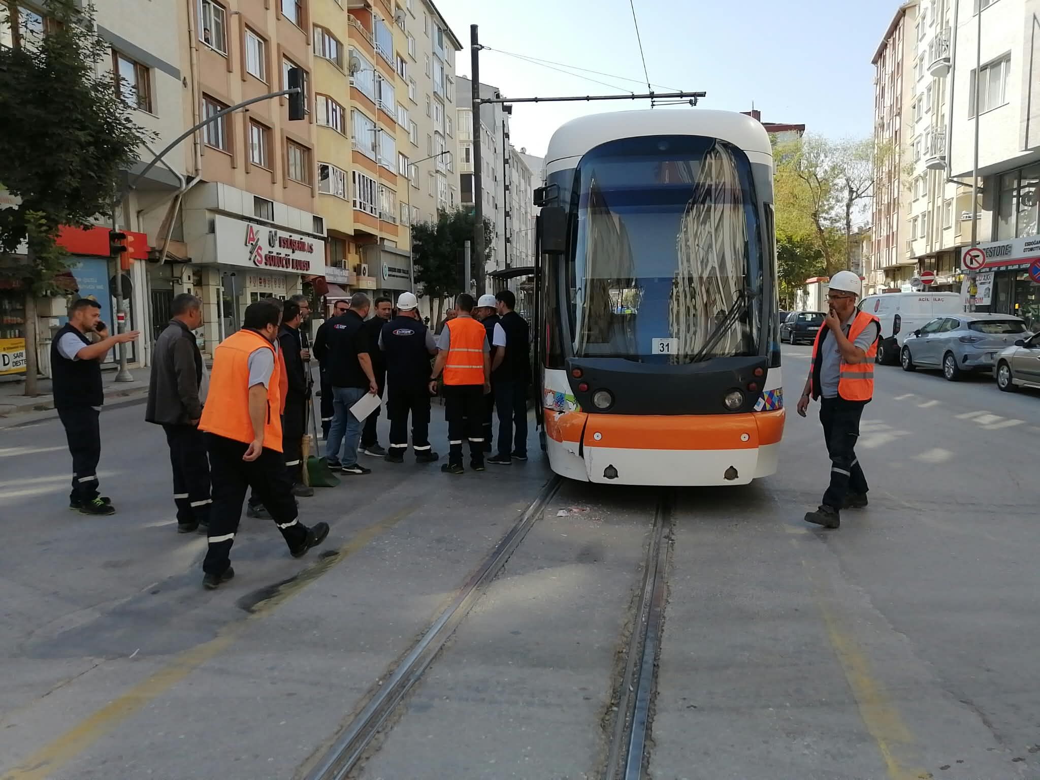 Eskişehri'de tramvay otobüse çarptı: Ulaşım 1 saat aksadı