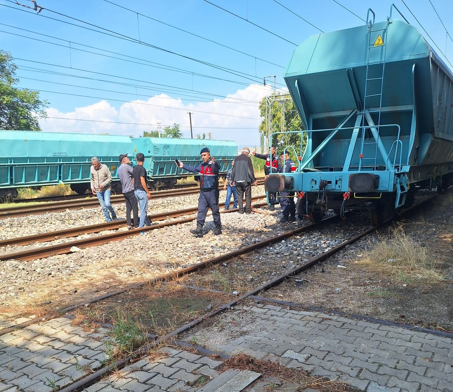 Eskişehir tren istasyonunda facianın eşiğinden dönüldü: 1’i çocuk 2 yaralı