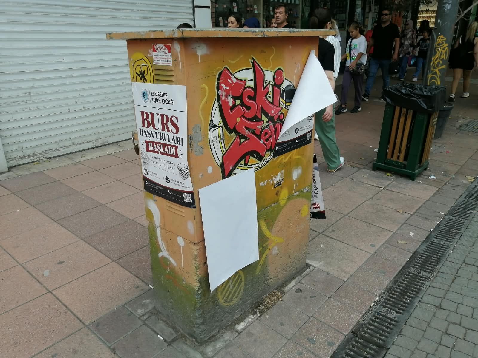 Eskişehir’in merkezinde görüntü kirliliği: Her yer afiş oldu