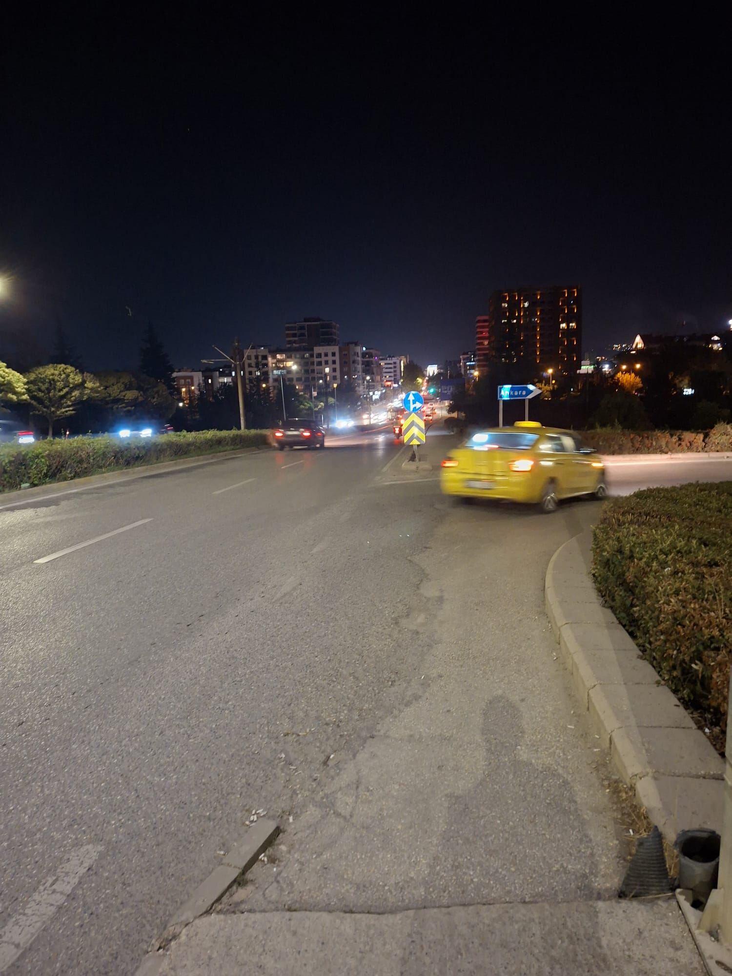 Eczacılık yokuşunda yayalar için tehlikeli geçiş