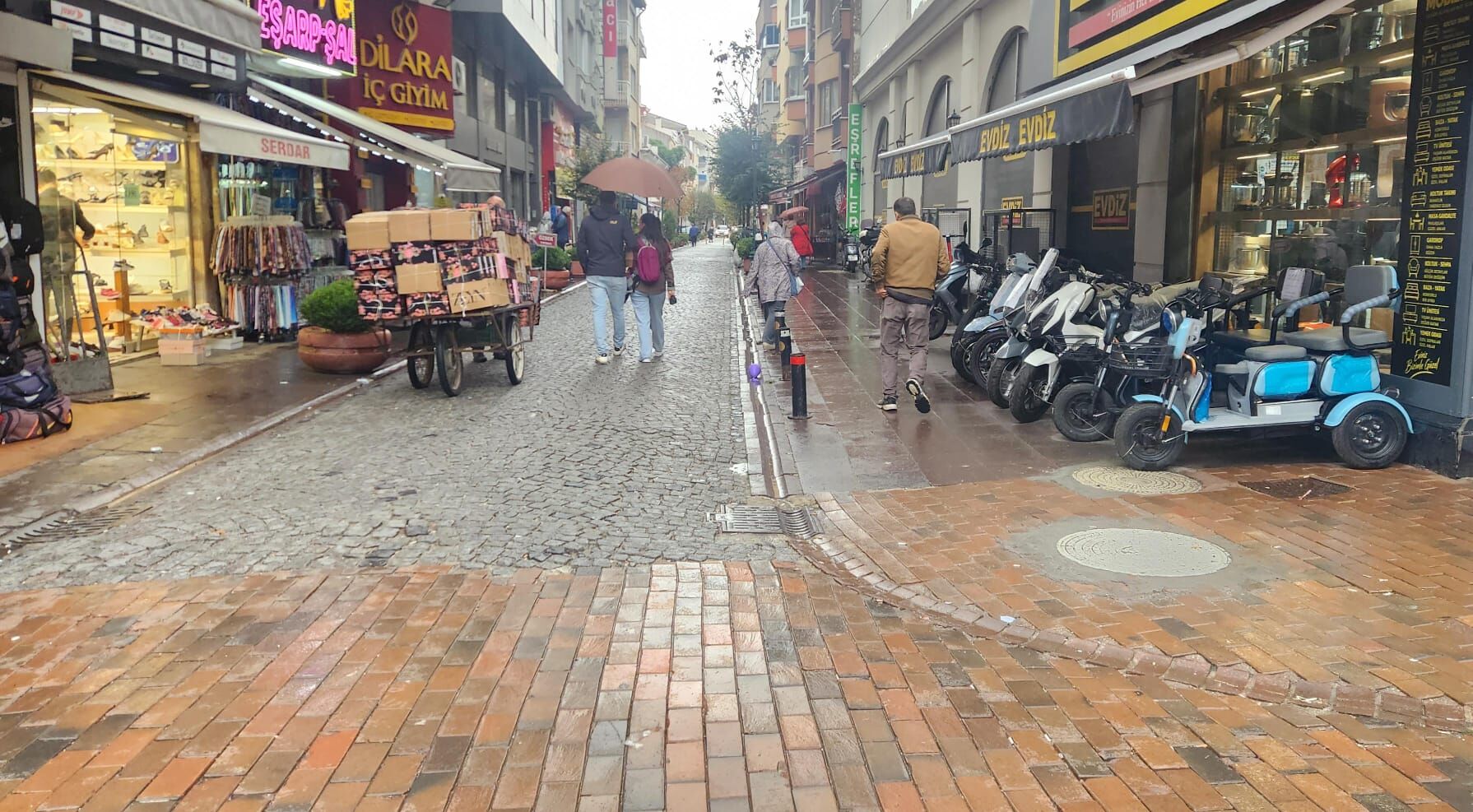 Eskişehir’de mağazaların kaldırım işgali yaya geçişini zorlaştırıyor