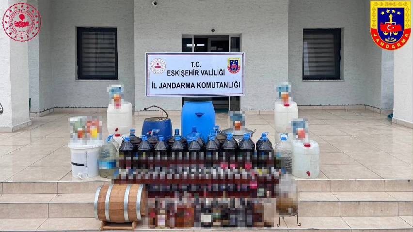 Eskişehir'deki evden çıkanlar şaşırttı: Yüzlerce kaçak alkol şişesi bulundu!