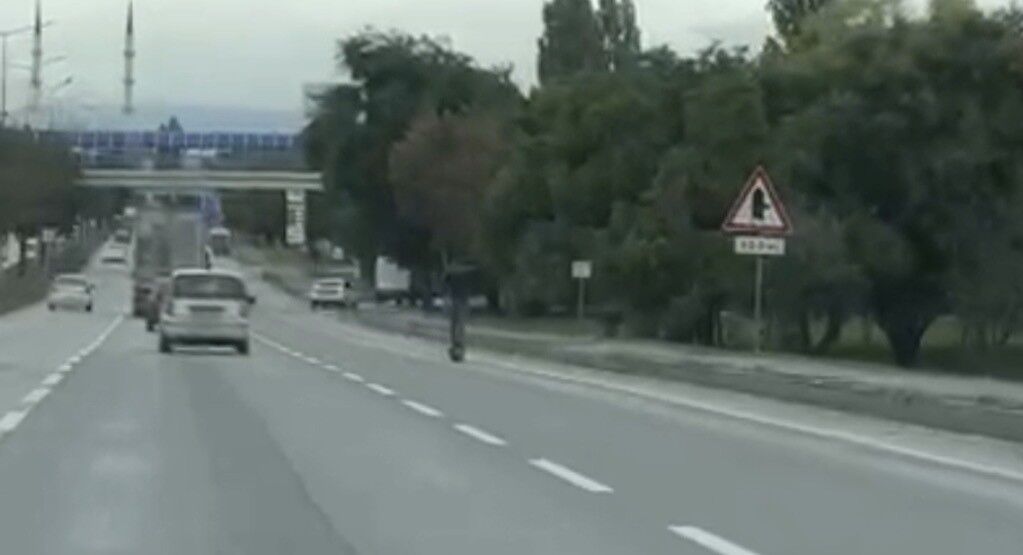 Eskişehir'de çevre yolunda akılalmaz scooter sürüşü!
