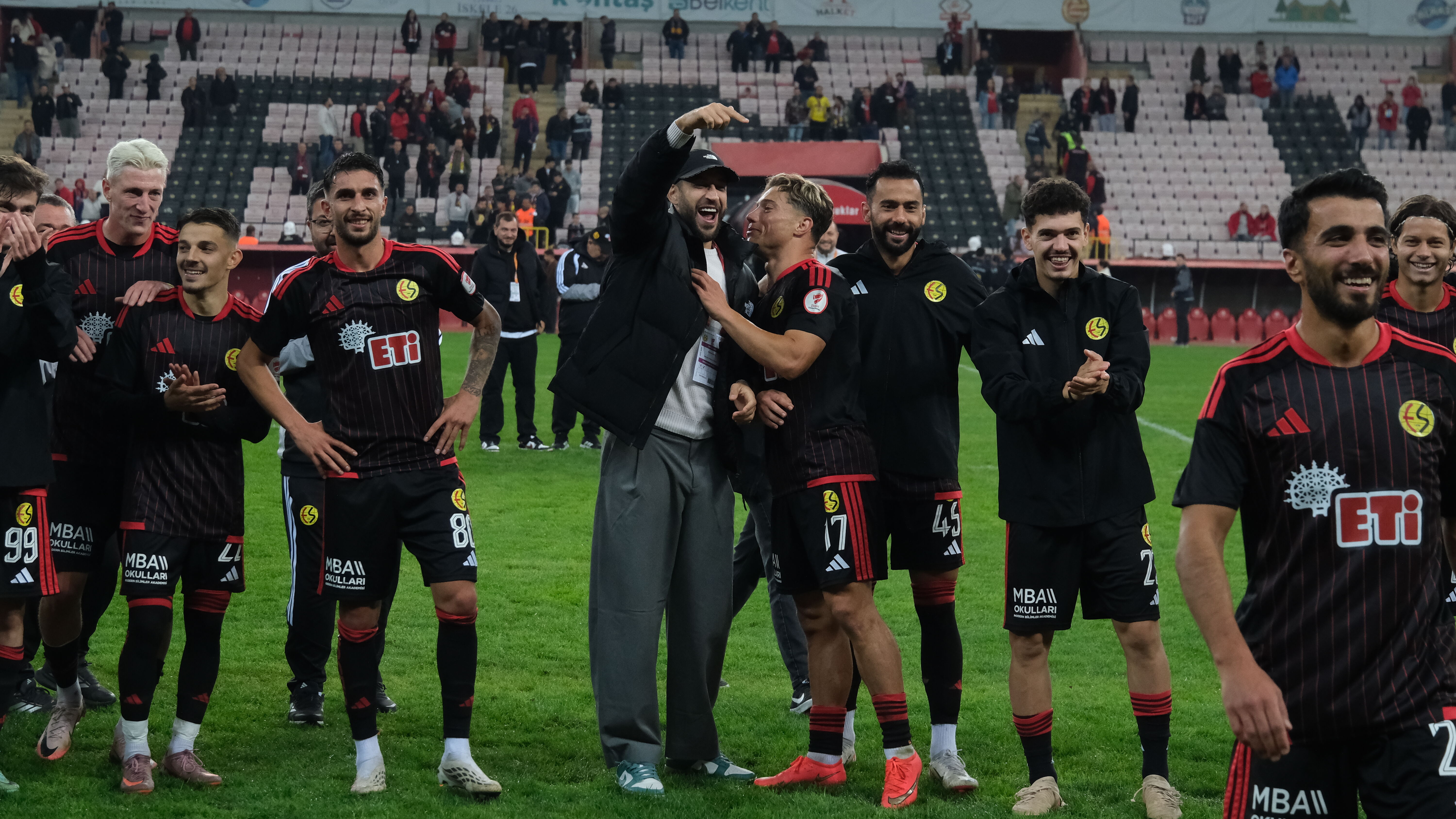Ahmet Dereli arkadaşlarını tebrik etti