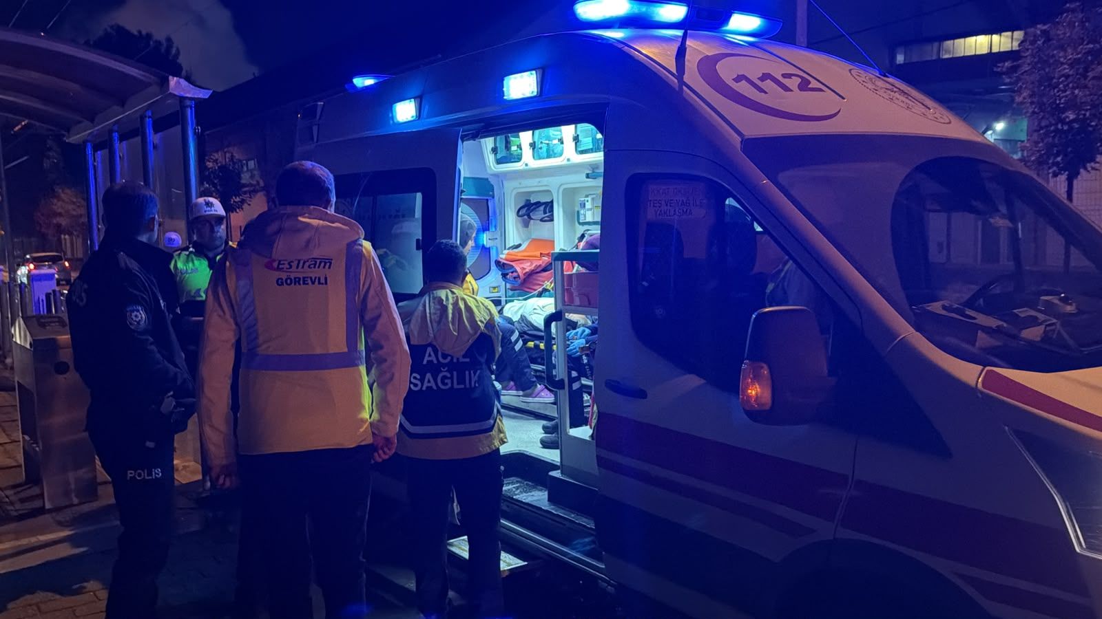 Eskişehir’de tramvay durağına daldı, araç içinde sıkışınca ekipler yardımına koştu!
